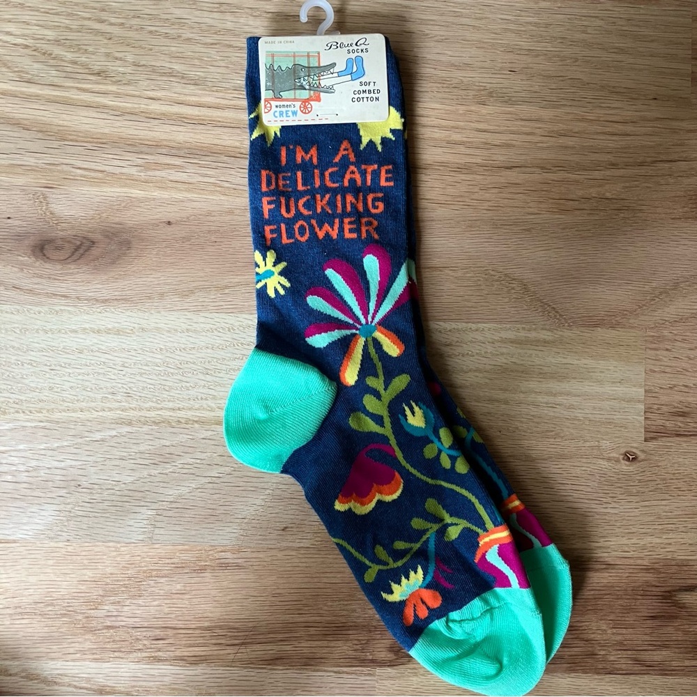 NWT Blue Q Women’s Graphic Crew Socks Two Pack - Picture 2 of 7